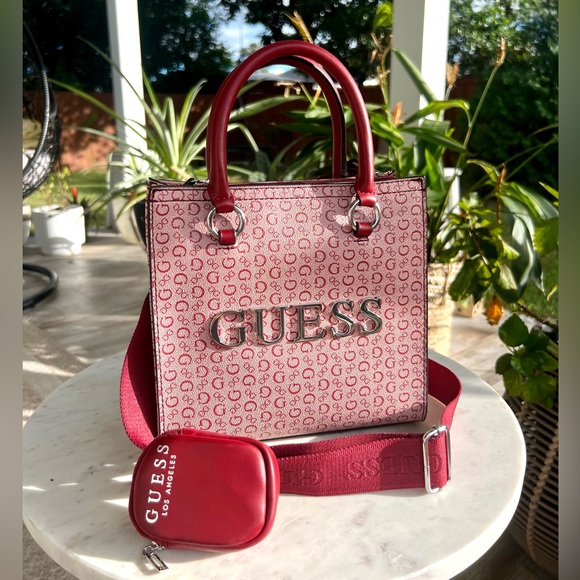 🤍❤️GUESS❤️🤍Classic Red❤️🤍Brand New❤️ NEW Guess Crossbody Handbag - Picture 1 of 6